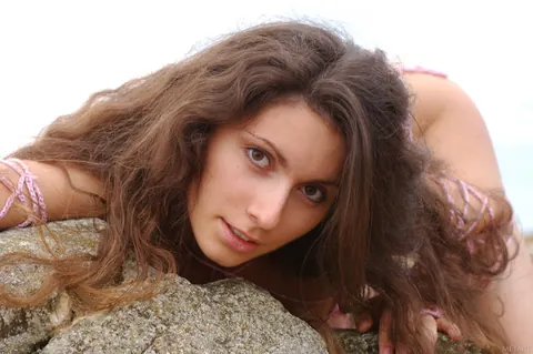 Curly-Haired Woman Bares Her Pussy in Open Air – photo 17 of 21