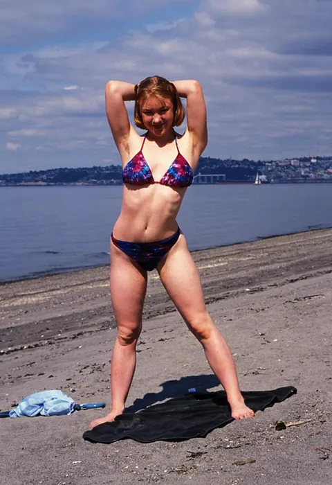 Short-Haired Babe Sucks and Rides on the Beach – photo 3 of 19