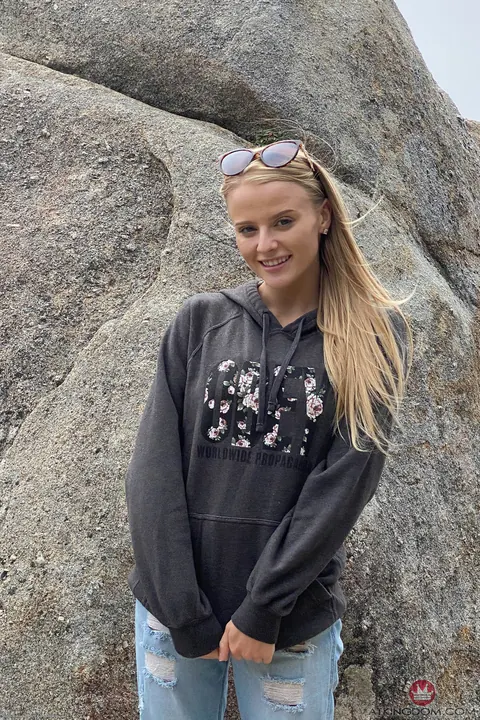 Paris White: Tattooed Blonde Strips Out of Her Jeans and Spreads on the Beach – photo 19 of 21