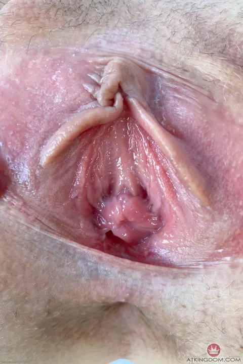 Paris White: Tattooed Blonde Strips Out of Her Jeans and Spreads on the Beach – photo 10 of 21
