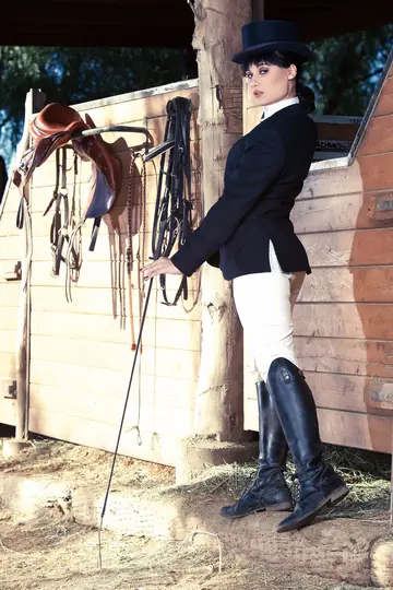 Jessi June – Short-Haired Latinas in Boots Pose Nude Outdoors