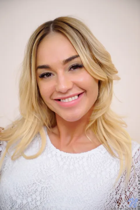 Lola Love: Blonde PAWG Strips Off Her Lingerie and Poses Before Mirror – photo 1 of 21