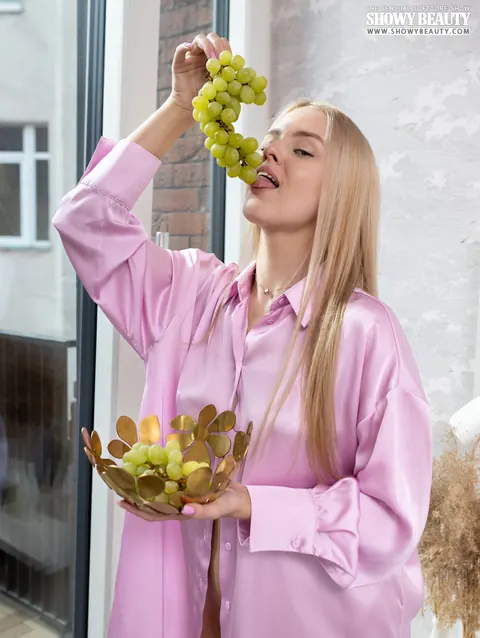 Tall Blonde Undresses with Grapes and Spreads Her Shaved Pussy – photo 1 of 20