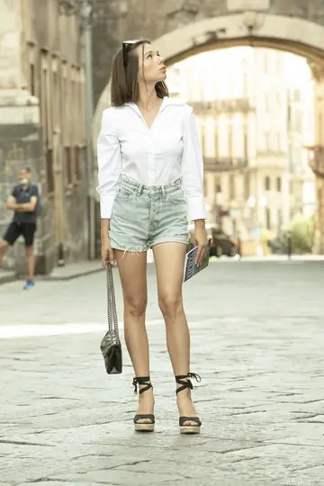 Eve Sweet – Hungarian Brunette with Glasses Shows Her Big Tits and Spreads Outdoors