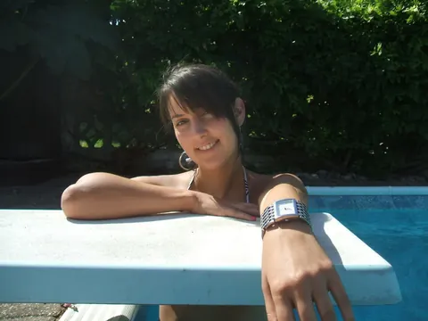 Woman in a Bikini Spreads Her Legs by the Pool – photo 7 of 16
