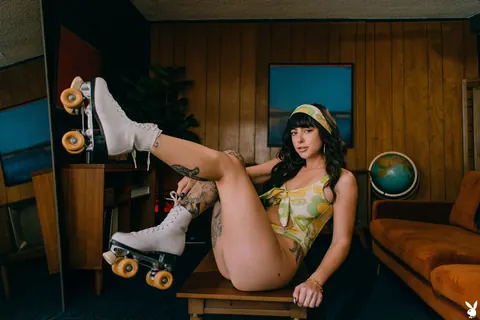 Black-Haired Babe with Big Tits Spreads Her Pussy on Roller Skates – photo 2 of 21
