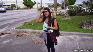 Lexy Bandera – Brunette Latina in Glasses Takes a Facial in the Car Backseat
