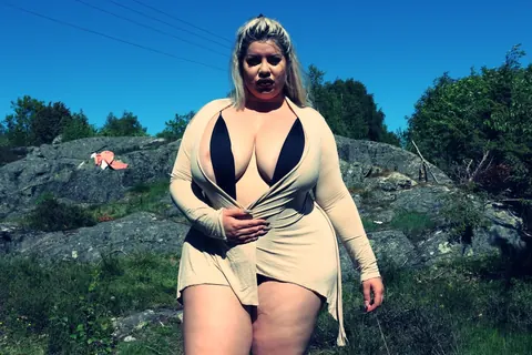 Natasha Crown: Tall Blonde BBW Flaunts Her Big Tits and Curves Outdoors – photo 2 of 15