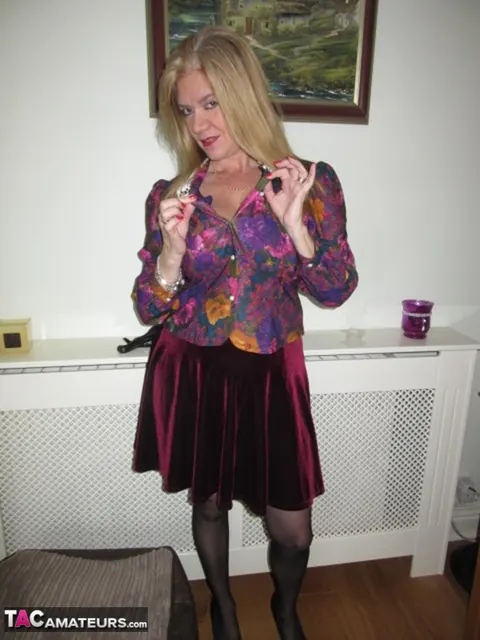 British BBW Strips Out of Her Skirt and Stockings – photo 2 of 20