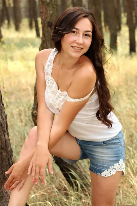 Woman Poses Nude and Shows Her Body for Glamour Gallery – photo 5 of 21