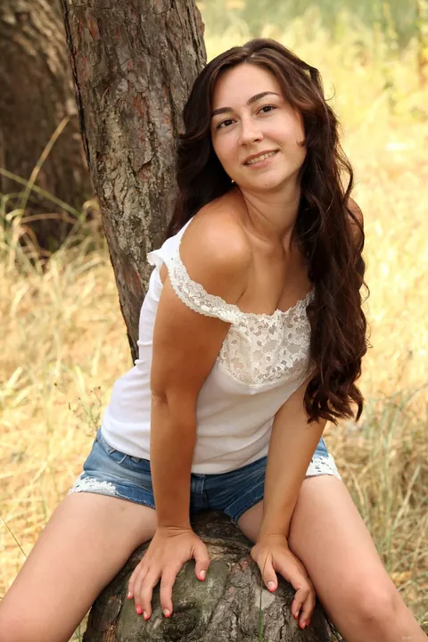 Woman Poses Nude and Shows Her Body for Glamour Gallery – photo 4 of 21