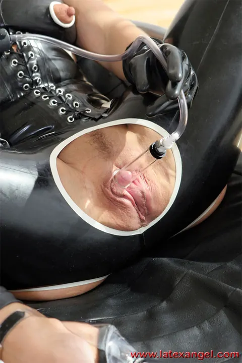 Hairy MILF Spreads Her Pussy in a Latex Bodysuit and Heels – photo 15 of 15