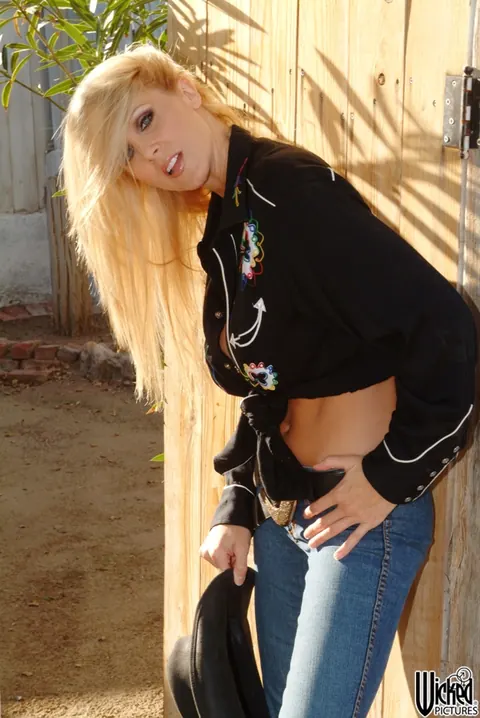 Julia Ann: Blonde MILF Flaunts Her Big Tits in Cowgirl Costume Outdoors – photo 3 of 20
