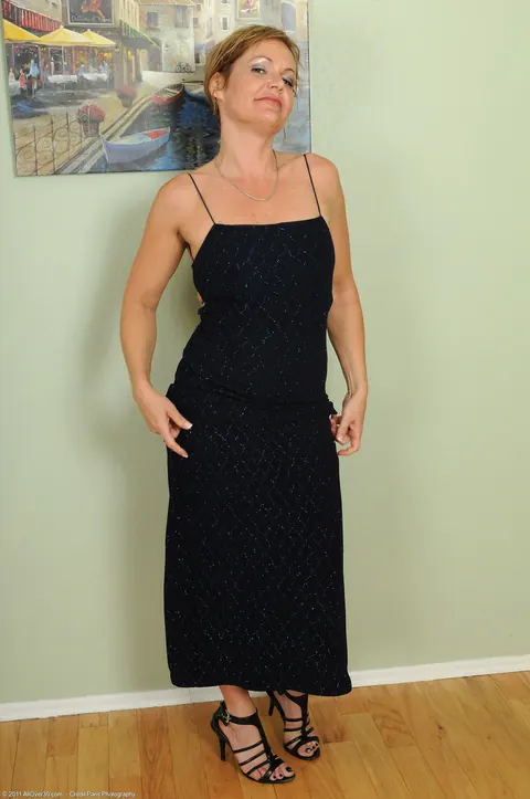 Kelly Leigh: Mature Blonde Strips Off Her Black Dress and Fingers Her Pussy – photo 4 of 21