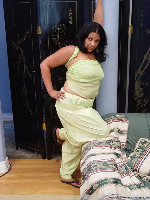Indian MILF Strips Off Her Top to Show Her Big Tits and Thong – photo 2 of 21