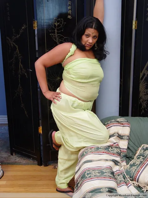 Indian MILF Strips Off Her Top to Show Her Big Tits and Thong – photo 5 of 21