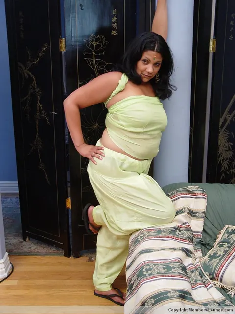 Indian MILF Strips Off Her Top to Show Her Big Tits and Thong – photo 3 of 21