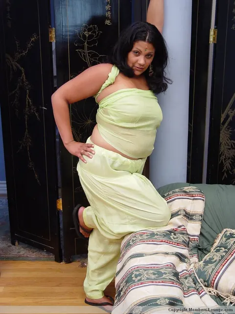 Indian MILF Strips Off Her Top to Show Her Big Tits and Thong – photo 4 of 21