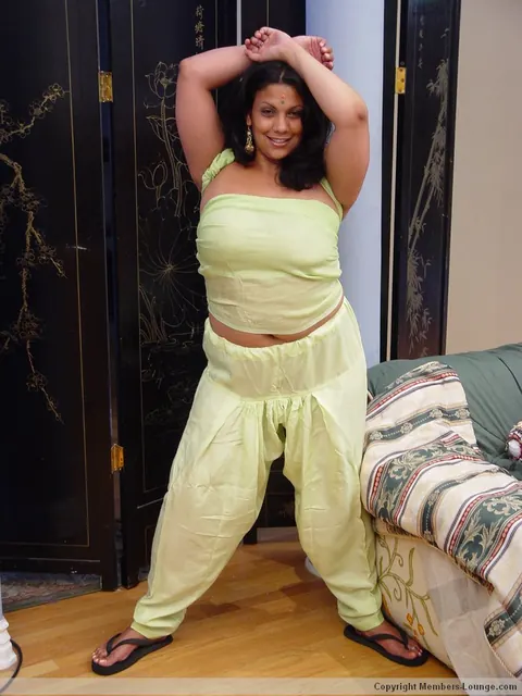 Indian MILF Strips Off Her Top to Show Her Big Tits and Thong – photo 6 of 21