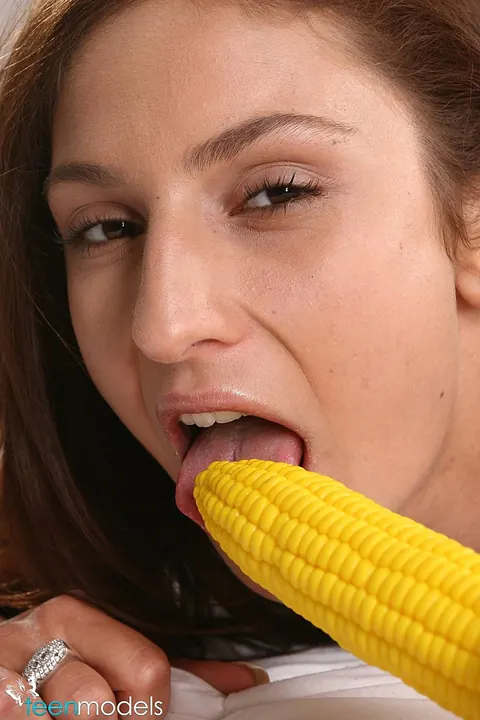 PAWG Uses Corn Cob Toy in Her Ass – photo 10 of 16