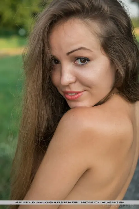Arina G Gretta: European Brunette Spreads Her Trimmed Pussy Outdoors – photo 3 of 18