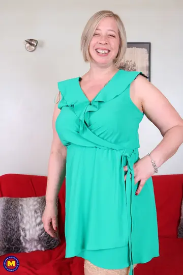 Shooting Star – Busty Blonde MILF Pulls Her Panties Aside and Gets Fucked