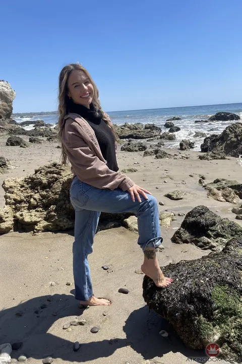 Summer Vixen: Petite Hairy Amateur in Jeans Masturbates at the Beach – photo 6 of 21