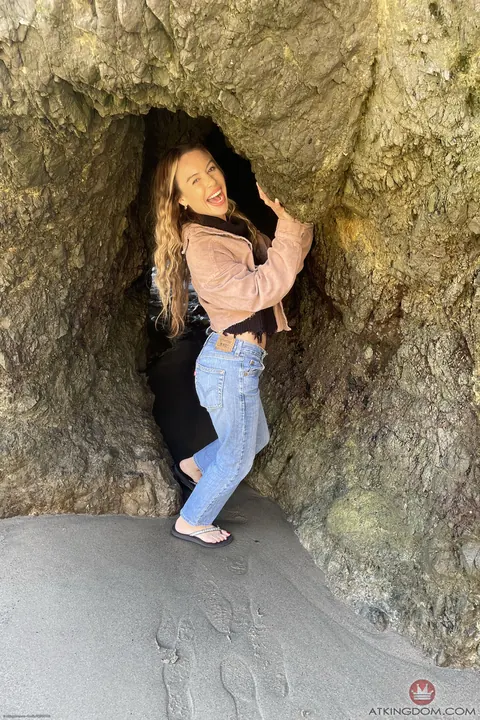Summer Vixen: Petite Hairy Amateur in Jeans Masturbates at the Beach – photo 5 of 21