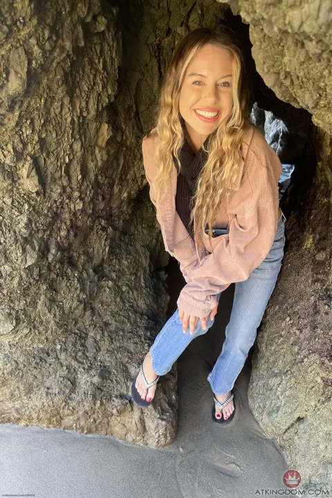 Summer Vixen: Petite Hairy Amateur in Jeans Masturbates at the Beach – photo 4 of 21