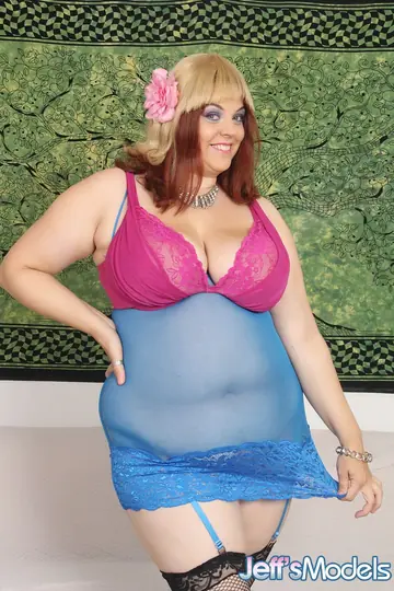 Busty BBW Strips Out of Her Stockings and Spreads Wide