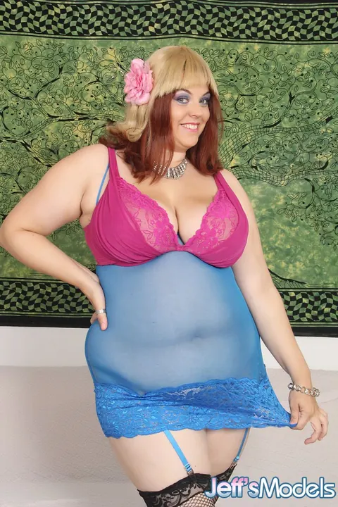 Buxom Bella: Busty BBW Strips Out of Her Stockings and Spreads Wide – photo 1 of 14