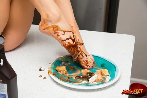 Lexi Belle: Petite Blonde Spreads and Shows Her Feet in the Kitchen – photo 19 of 21