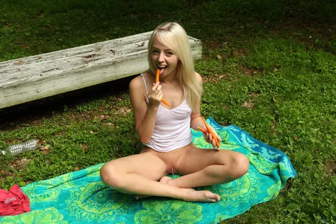 Sierra Nevadah: Blonde in Shorts Masturbates with a Dildo in the Forest – photo 14 of 21
