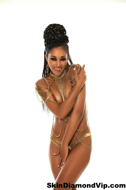 Skin Diamond: Ebony MILF Strips Out of Her Bikini and Flaunts Her Body – photo 6 of 15