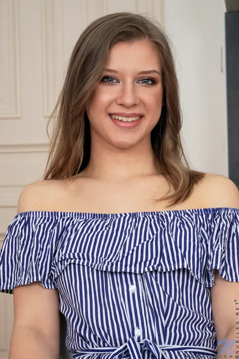 Laura Leigh: European Brunette Displays Her Small Natural Tits Nude – photo 3 of 21
