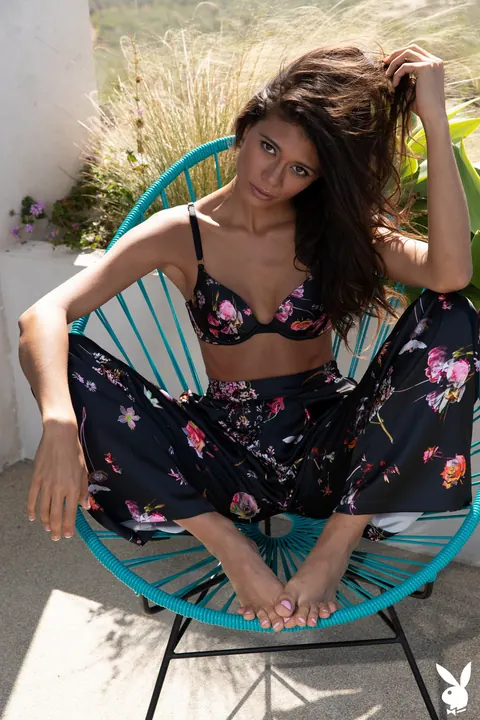Hannah Le: Brunette Strips Nude Outdoors Showing Her Small Natural Tits – photo 3 of 20