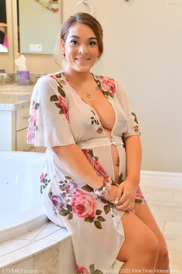 Violet Smith – Pregnant Ebony MILF Uses Toys and Spreads Wide in the Bathroom