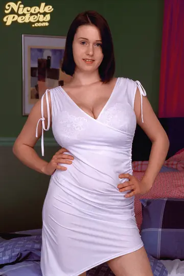 Nicole Peters – Tall British MILF Masturbates with a Dildo