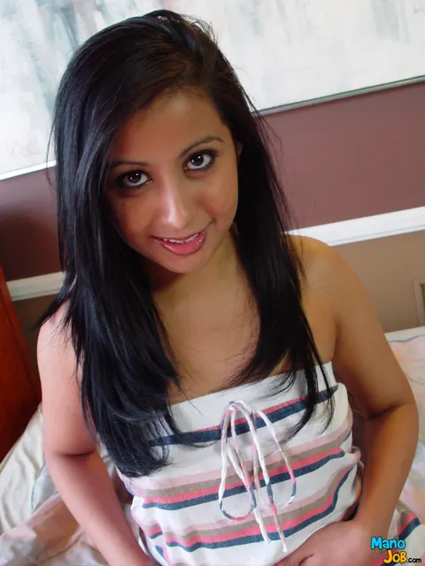 Lena Hawkins: Latina MILF Gives Oiled POV Handjob in a Skirt – photo 3 of 16