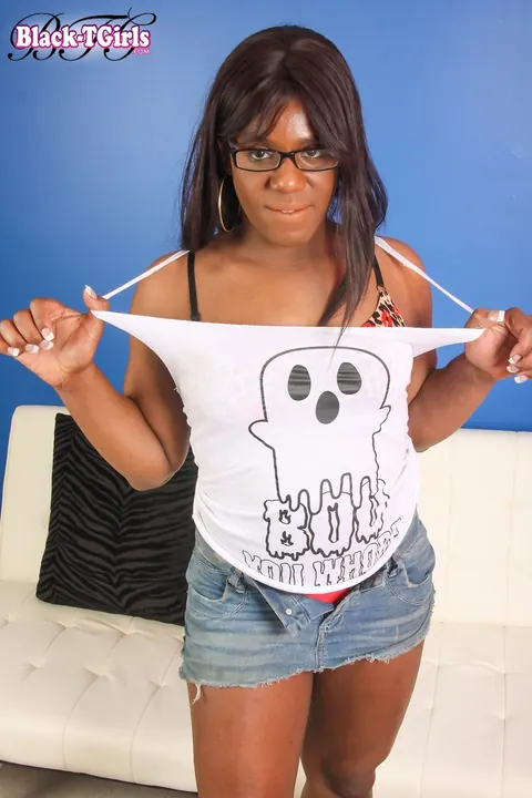Curvy Ebony Trans Woman Strips and Poses Nude Displaying Her Body – photo 3 of 16