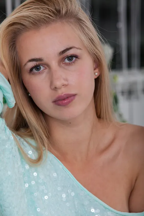 Blonde Beauty Strips Nude and Poses to Show Her Body – photo 4 of 21