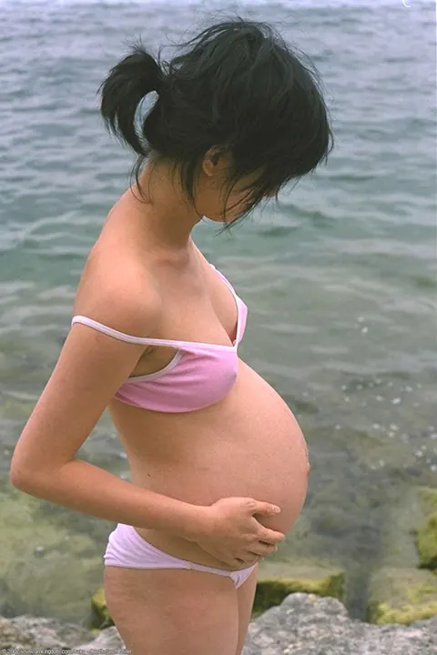 Pregnant Japanese Woman Strips Off Her Bikini on the Beach – photo 5 of 20