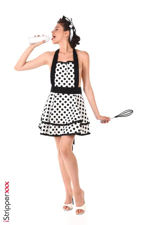 Foxy Alissa: Thick Brunette Bound in an Apron and Heels with Whipped Cream – photo 6 of 15