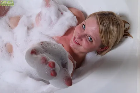 Lynn Miller: Chubby Mature Brunette Spreads Her Pussy in the Bathtub – photo 1 of 16