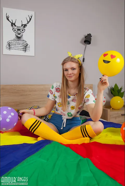 Slim Blonde Plays with a Balloon Before Stripping Nude on the Bed – photo 1 of 20