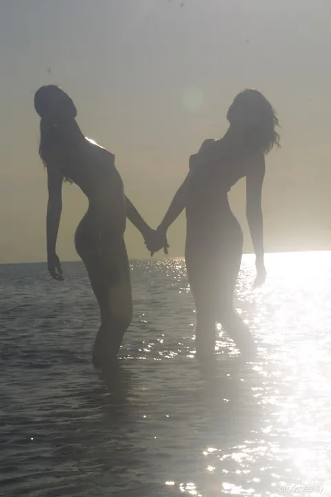 Two Slim Blondes Kiss and Eat Pussy on the Beach – photo 11 of 21