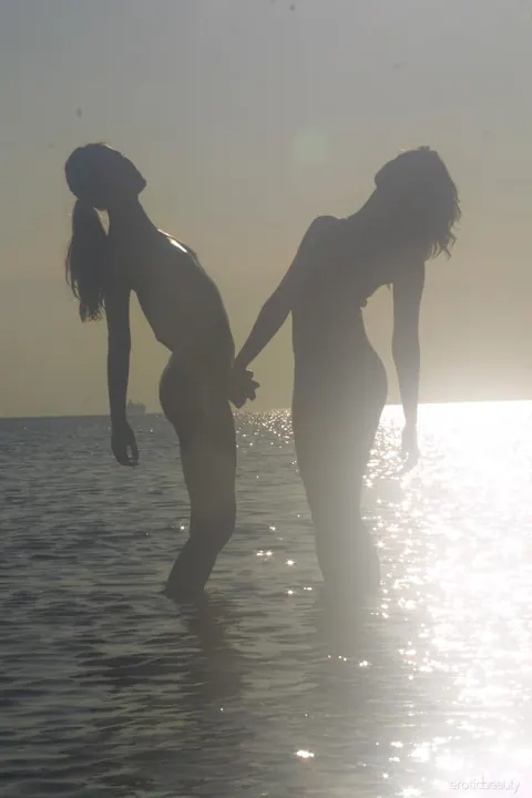 Two Slim Blondes Kiss and Eat Pussy on the Beach – photo 10 of 21