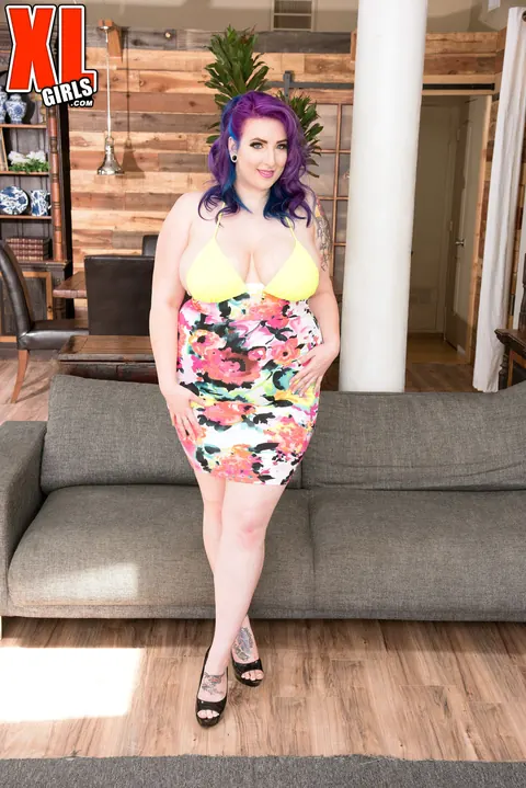 Lola Rayne: Chubby MILF Strips and Fucks Her Ass with a Toy – photo 2 of 20