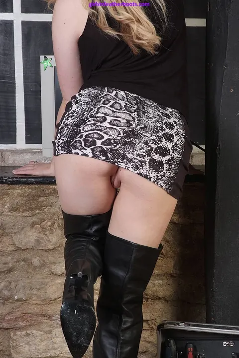 Blonde in a Leather Skirt and Boots Spreads Her Shaved Pussy – photo 11 of 15