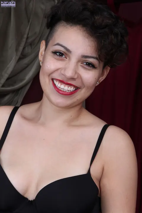 Natalie Odom: Hairy Short-Haired Brunette Spreads Her Pussy Wide – photo 7 of 21